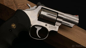 Nerezovy revolver Smith&Wesson 357 magnum, hlaven 2,5" - 4