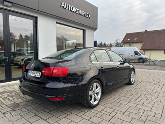 Volkswagen Jetta 2.0TDI Highline - 4