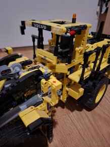 LEGO 42030 Volvo L350F Kolesový nakladač - 4