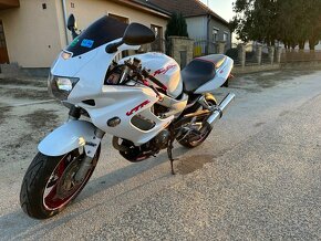 Honda VTR 1000F - 4