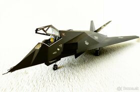 Predám F-117A Nighthawk aj podložkou, mierka 1/48 - 4