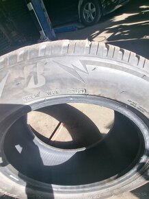 Predám dve zimné pneumatiky bridgestone blizzak lm005 - 4