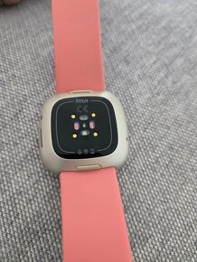 Inteligentné hodinky Fitbit Versa 3 FB511GLPK / 41 mm / GPS - 4