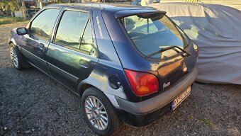 Ford Fiesta 1.7i - 4