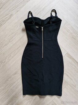 Guess cierne bandazovane bodycon saty na ramienka - 4