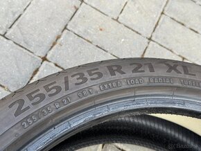 255/35 R21 - 4