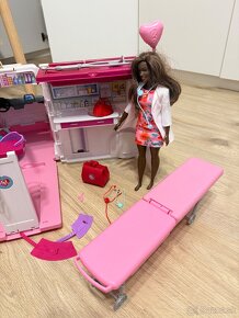 Sanitka Barbie + dve Barbie + karavan Barbie = spolu 45€ - 4