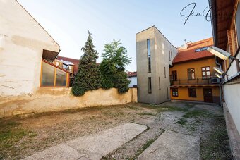 Historické centrum Košíc, Budova a parkoviskom, Vratná ul. - 4