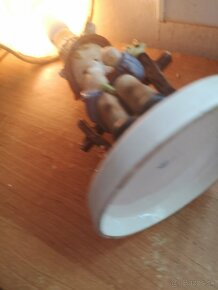 porcelánová figurální lampa se soškou od Hummla - 4