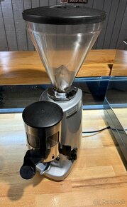 Pákový kávovar La Cimbali M32 bistro s mlyncom Mazzer - 4