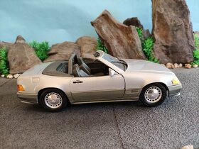 prodám model 1:18 mercedes benz Sl500 1989 - 4