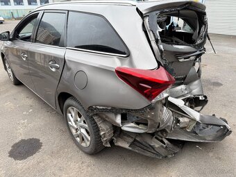 Toyota Auris 1.8 hybrid Po totálnej škode - 4