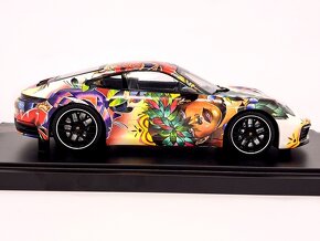 1:18 PORSCHE 911 CARRERA 4S COUPE FLOWER DESIGN - 4