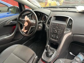 Rozpredám Opel Astra J ST sedan manuál automat - 4