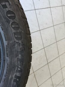 Predám zimne 215/60 R16 GOOD YEAR - 4