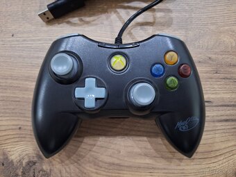 Káblový ovládač na Xbox 360 zn. Mad Catz - 4