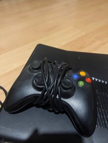 Xbox 360 + káble + 2hry + 1 ovládač - 4