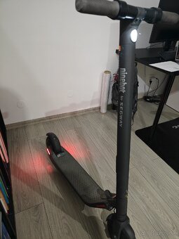 Ninebot Kickscooter ES2 - 4