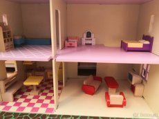 Dreveny domček pre bábiky s príslušenstvom - 4