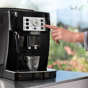 Predám automaticky kávovar DeLonghi magnifica S - 4