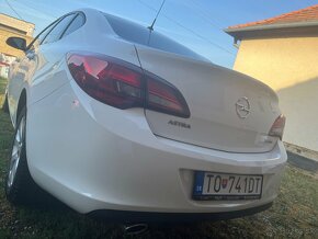 Opel Astra sedan 1,4 turbo - 4