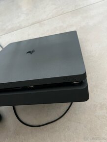 PS4 slim s 2 ovládačmi - 4