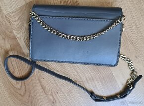 DKNY Malá kožená kabelka crossbody - 4