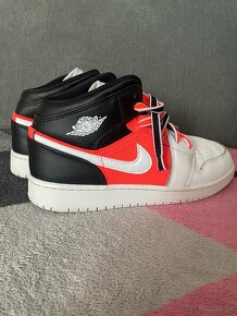 Air Jordan 1 MID SE - 4