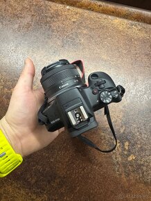 Canon eos R100 - 4