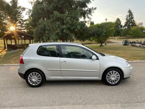 Volkswagen Golf 5 Comfort = 1.6 FSI, 85kW, Benzin = - 4