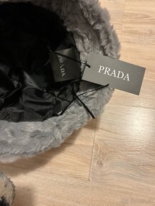 Prada šedý klobúk + biely box (PR4) - 4