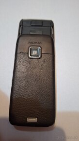 Nokia E65 s nabijackou - 4