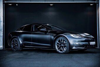 Tesla Model S PLAID - Yoke - Satin Black - 4