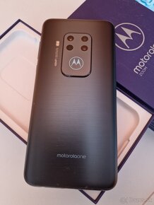 Motorola ONE Zoom - 4