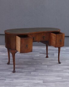 Písací stôl britský starožitný obličkový. - 4