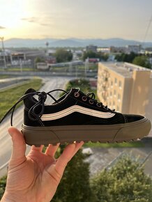 Vans. - 4