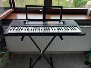 Yamaha F51 so stojanom - 4