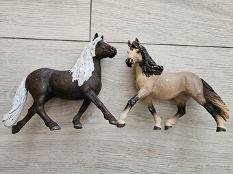 2x Schleich - 4