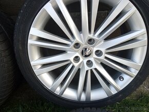 Škoda Superb 19"-235/40 R19+snímače.. zimná sada - 4