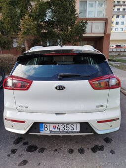 KIA NIRO 1,6 GDI Hybrid SILVER - 4