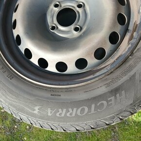 Letné pneu 195/65 R 15 obuté na plechových diskoch 4x100 - 4