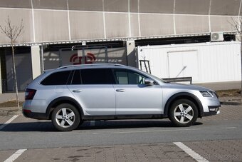 Škoda Octavia Combi 2.0 TDI Scout DSG 4x4 EU 6 - 4