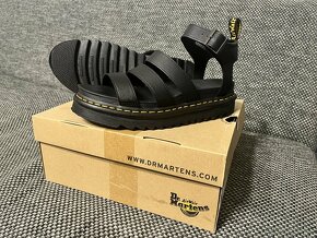 Dr. Martens Remienkové sandále 'Blaire' vo farbe Čierna - 4