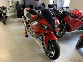 Yamaha R1 - 4