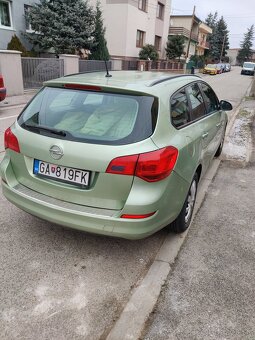 Opel Astra J ST 1,6 benzin (2011) - 4