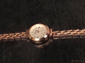 Prekrásne dámske hodinky zlatej farby - 4