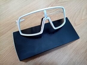 Oakley Sutro - Clear to Black Iridium Photochromic - Nové - 4