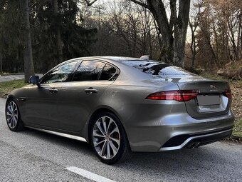 Jaguar XE 2.0D I4 R-Dynamic HSE AT - - 4