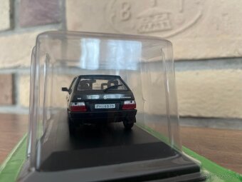 Zberateľský model Škoda Favorit Black Line 1:43 DeAgostini - 4