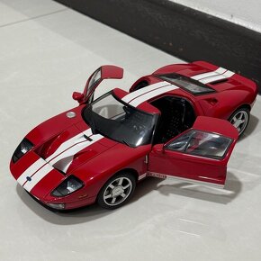 1:18 AutoArt Ford GT 2004 - 4